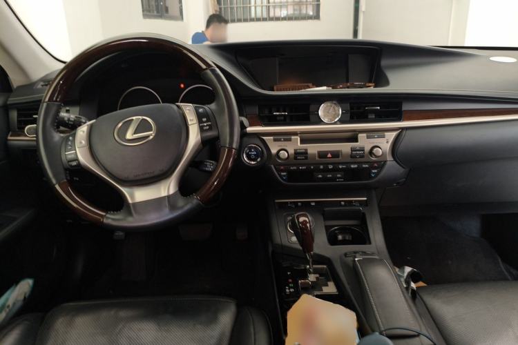 Used Lexus ES 2014 300h Luxury Edition Center Console