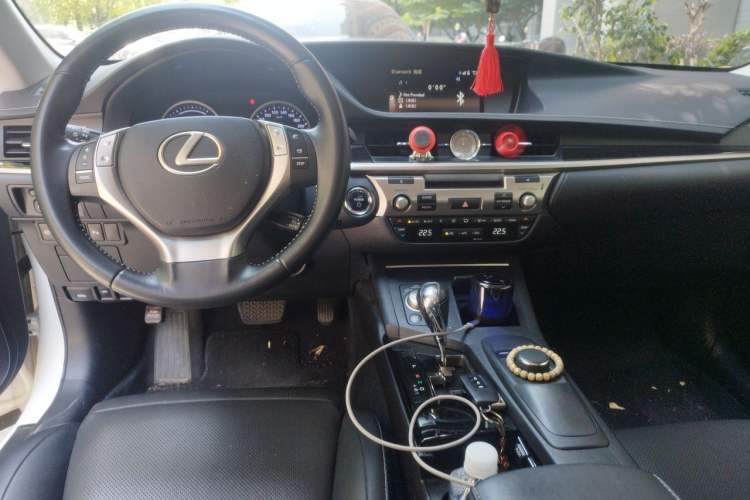 Used Lexus ES 2014 300h Elite Edition Center Console