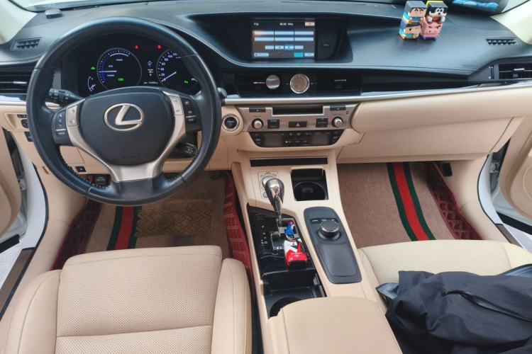 Used Lexus ES 2014 300h Elite Edition Center Console