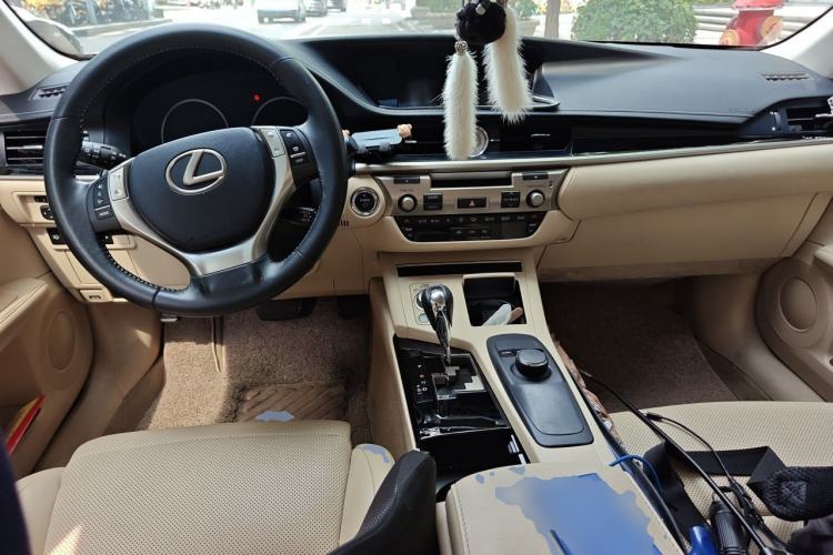 Used Lexus ES 2014 300h Comfort Edition Center Console