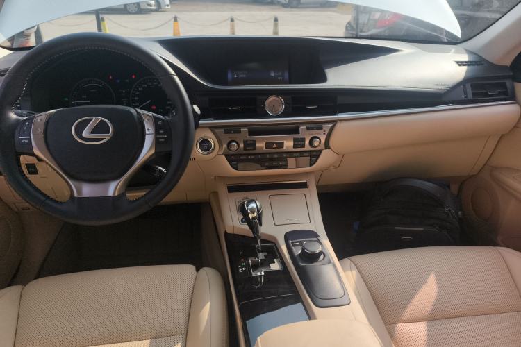 Used Lexus ES 2014 300h Elite Edition Center Console