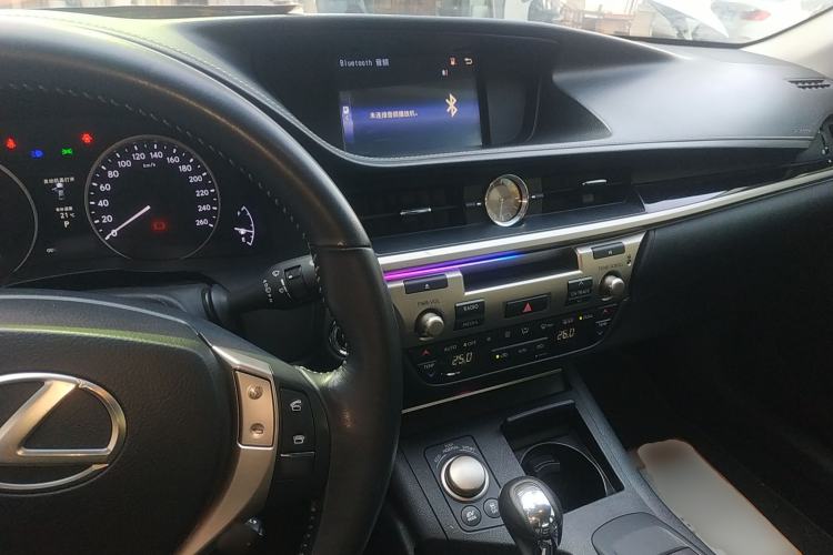 Used Lexus ES 2014 300h Elite Edition Center Console