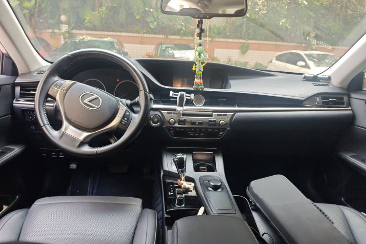 Used Lexus ES 2014 250 Elite Edition Center Console