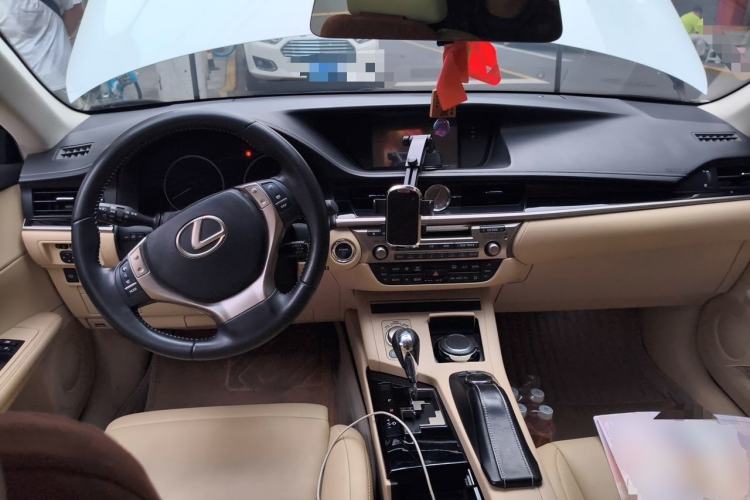Used Lexus ES 2014 300h Elite Edition Center Console