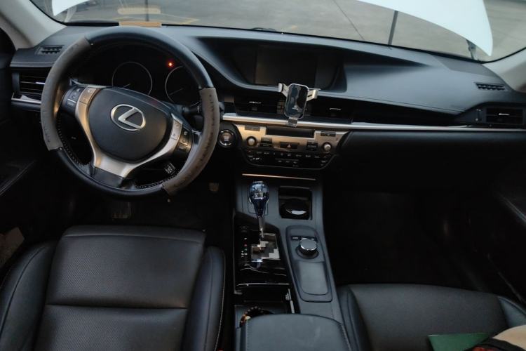 Used Lexus ES 2014 250 Elite Edition Center Console