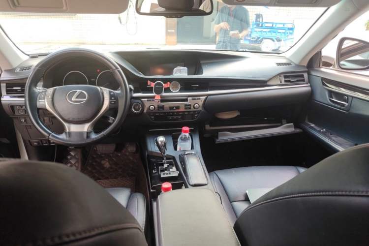 Used Lexus ES 2014 250 Elite Edition Center Console
