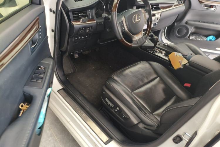 Used Lexus ES 2014 300h Luxury Edition Driver Seat