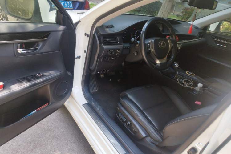 Used Lexus ES 2014 300h Elite Edition Driver Seat