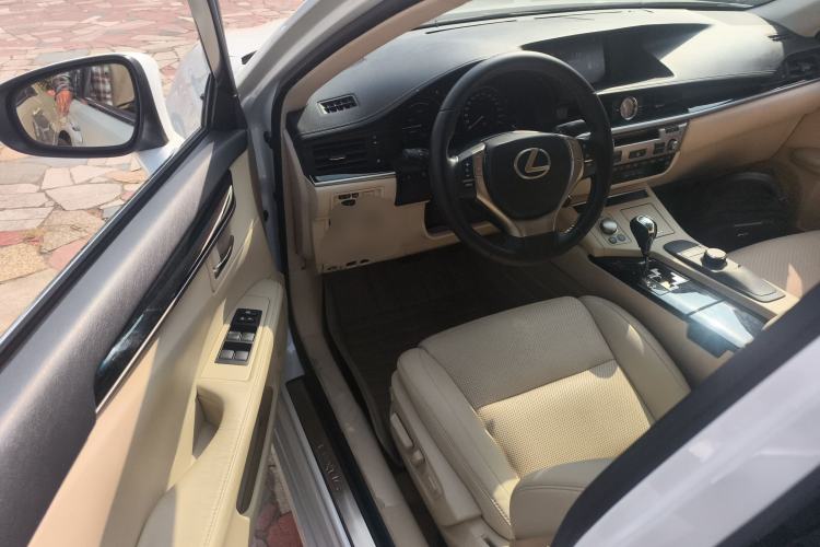 Used Lexus ES 2014 300h Elite Edition Driver Seat