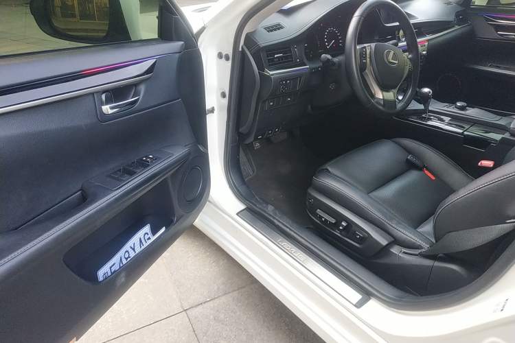 Used Lexus ES 2014 300h Elite Edition Driver Seat