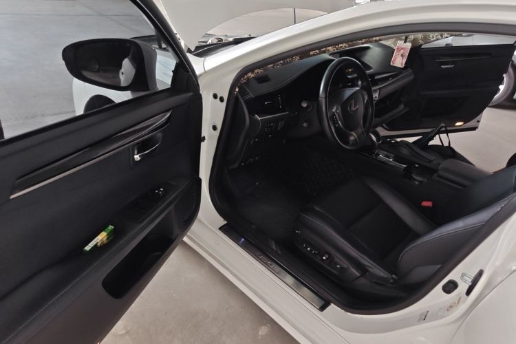 Used Lexus ES 2014 300h Elite Edition Driver Seat