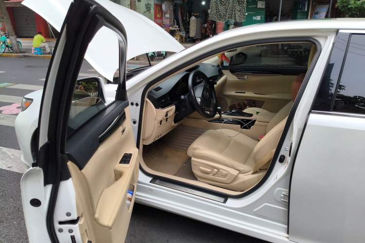 Used Lexus ES 2014 300h Elite Edition Driver Seat