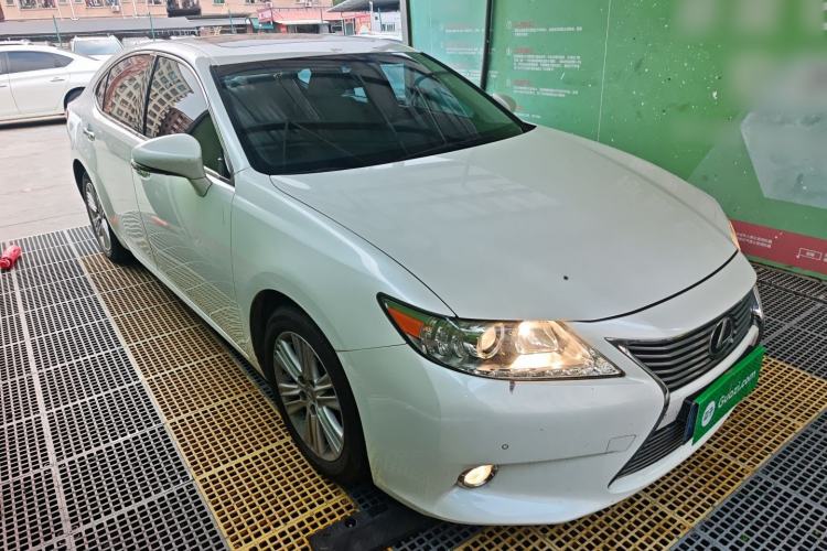 Used Lexus ES 2014 250 Elite Edition Front Right 45 Deg
