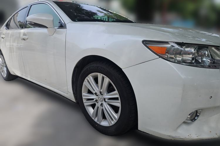 Used Lexus ES 2014 250 Elite Edition Front Right 45 Deg