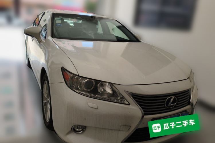 Used Lexus ES 2014 300h Luxury Edition Front Right 45 Deg