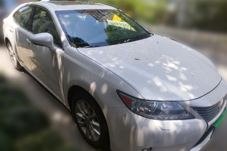 Used Lexus ES 2014 300h Elite Edition Front Right 45 Deg