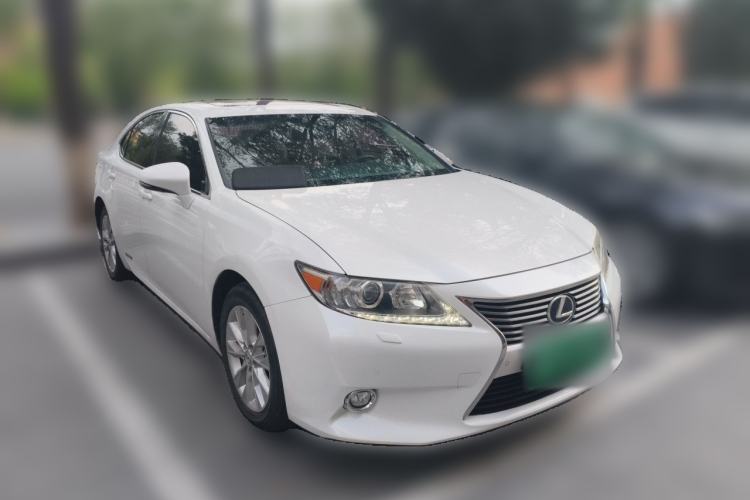 Used Lexus ES 2014 300h Elite Edition Front Right 45 Deg