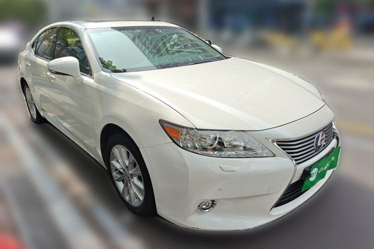 Used Lexus ES 2014 300h Comfort Edition Front Right 45 Deg