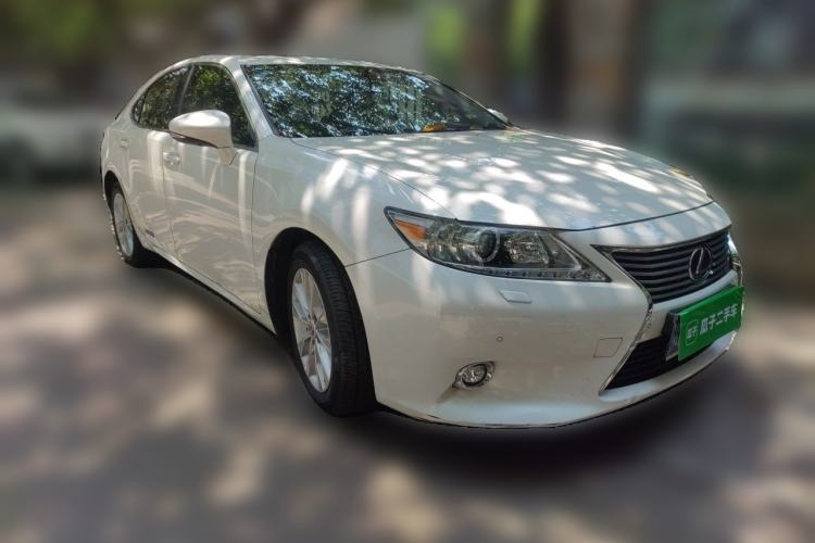 Used Lexus ES 2014 300h Elite Edition Front Right 45 Deg
