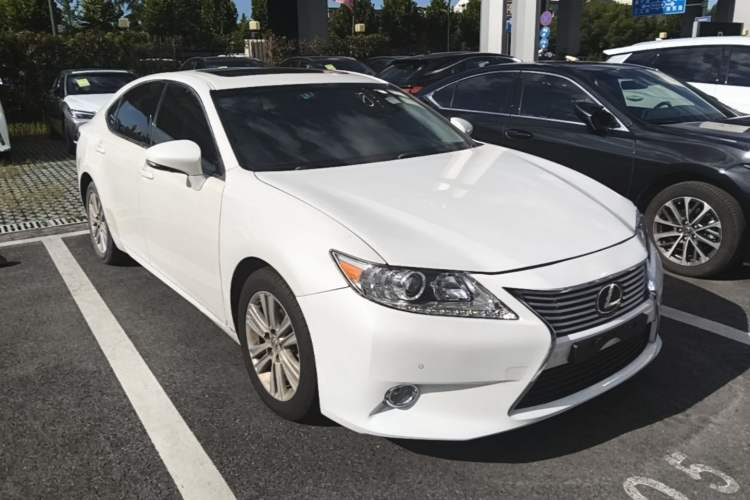 Used Lexus ES 2014 250 Elite Edition Front Right 45 Deg