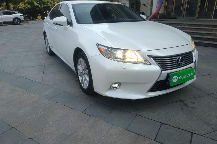 Used Lexus ES 2014 300h Elite Edition Front Right 45 Deg
