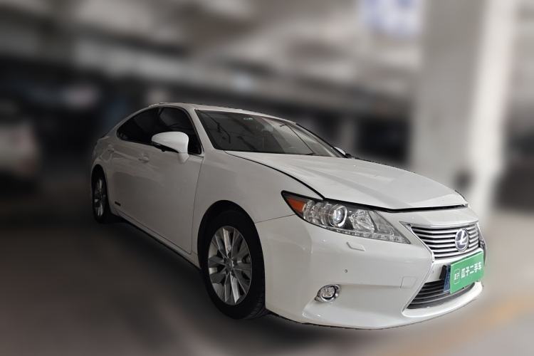 Used Lexus ES 2014 300h Elite Edition Front Right 45 Deg