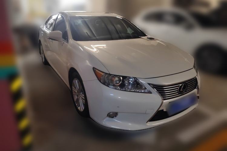 Used Lexus ES 2014 250 Elite Edition Front Right 45 Deg