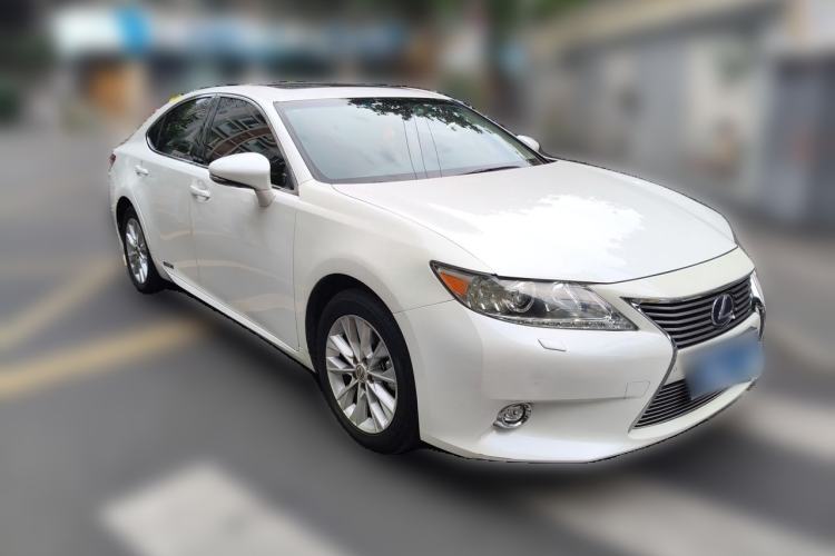 Used Lexus ES 2014 300h Elite Edition Front Right 45 Deg
