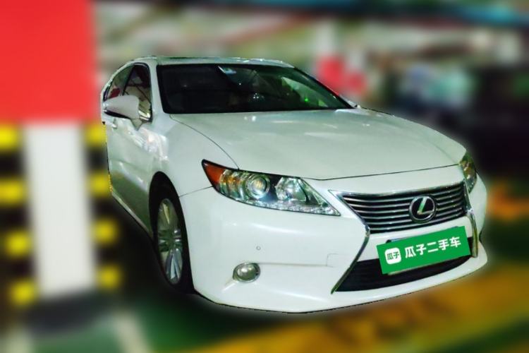 Used Lexus ES 2014 250 Elite Edition Front Right 45 Deg