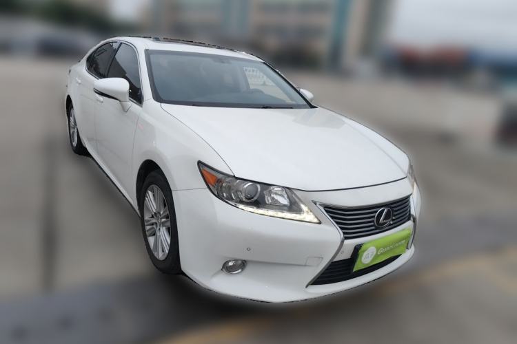 Used Lexus ES 2014 250 Elite Edition Front Right 45 Deg