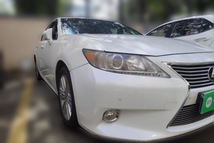 Used Lexus ES 2014 250 Elite Edition Front Right 45 Deg