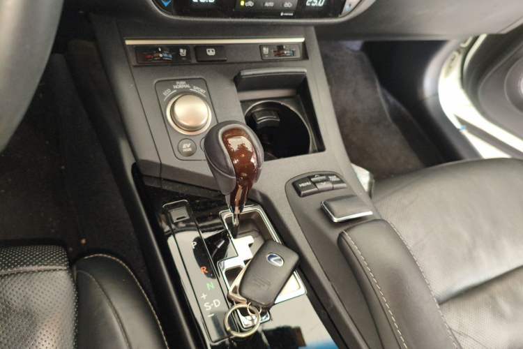 Used Lexus ES 2014 300h Luxury Edition Gear Lever