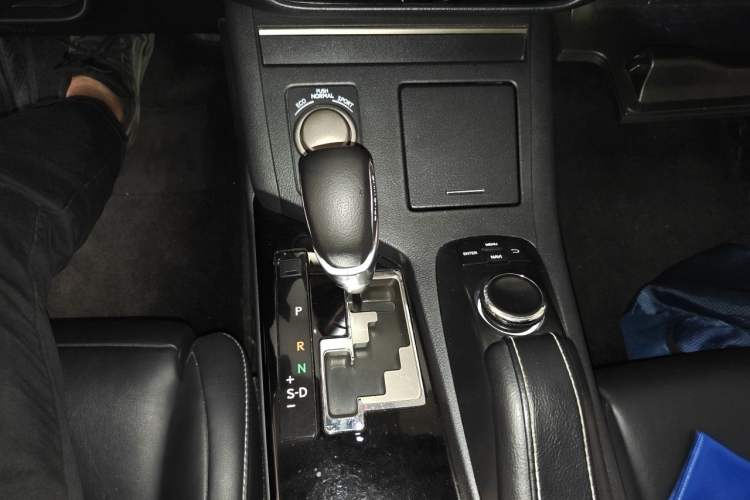 Used Lexus ES 2014 300h Elite Edition Gear Lever