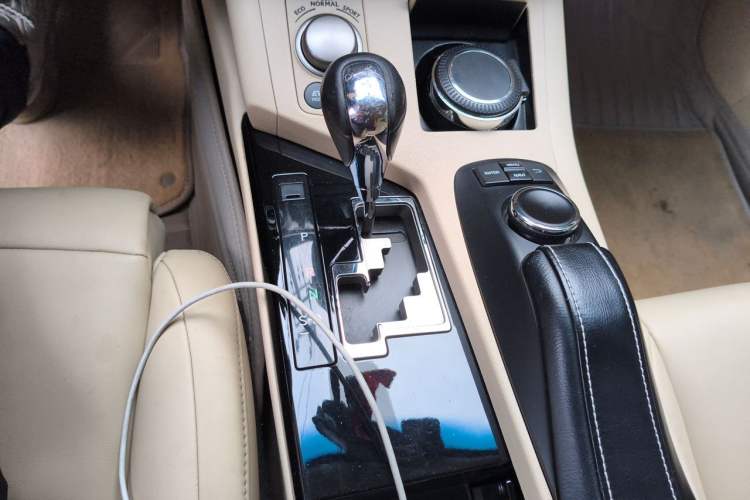 Used Lexus ES 2014 300h Elite Edition Gear Lever