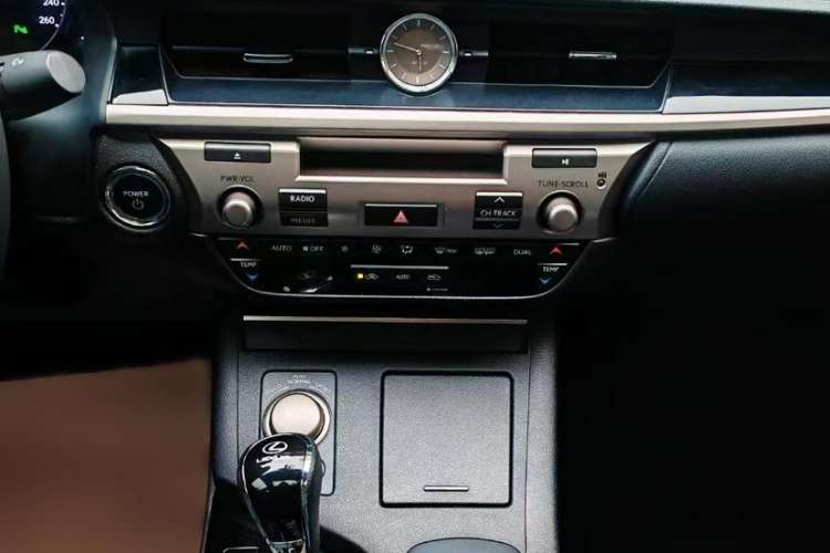Used Lexus ES 2014 300h Elite Edition Interior 2