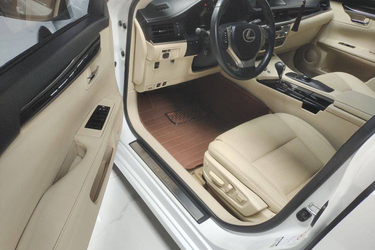 Used Lexus ES 2014 250 Elite Edition Interior 2