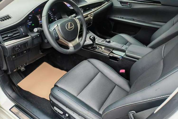 Used Lexus ES 2014 300h Elite Edition Interior 3