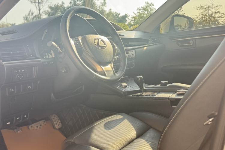 Used Lexus ES 2014 250 Elite Edition Interior 3