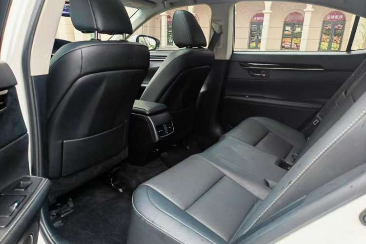 Used Lexus ES 2014 300h Elite Edition Interior 4