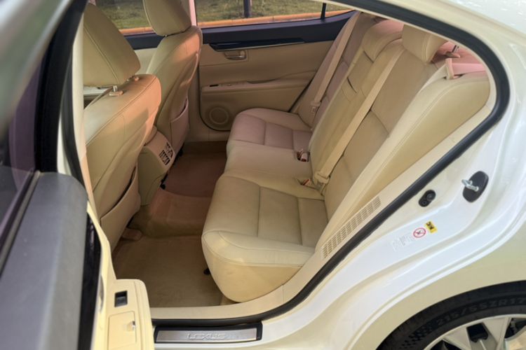 Used Lexus ES 2014 300h Elite Edition Interior 4