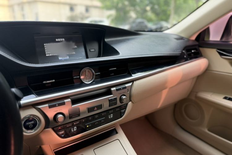 Used Lexus ES 2014 300h Elite Edition Interior 5