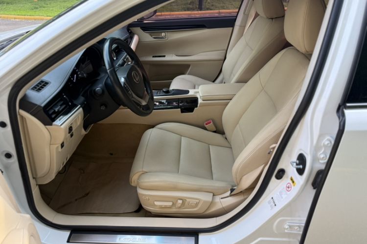 Used Lexus ES 2014 300h Elite Edition Interior 6