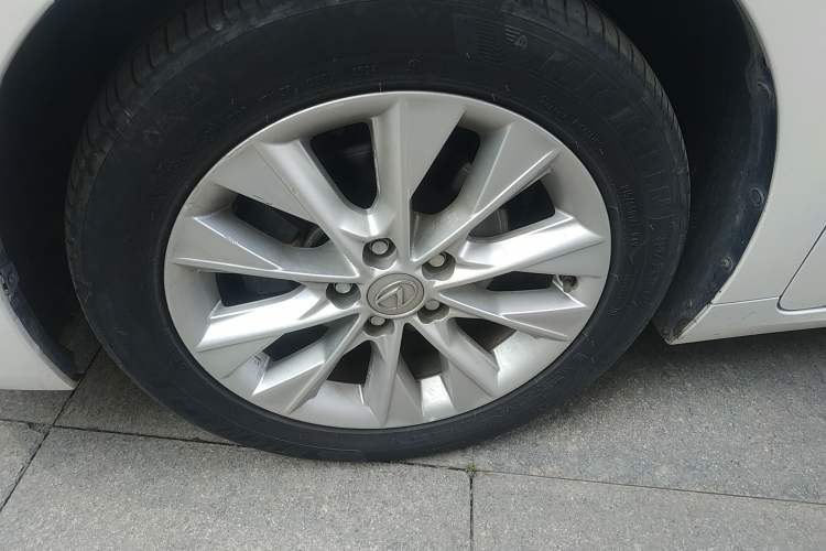 Used Lexus ES 2014 300h Elite Edition Left Front Wheel Hub