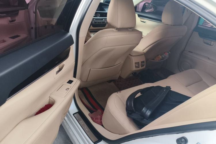 Used Lexus ES 2014 300h Elite Edition Left Rear Seat