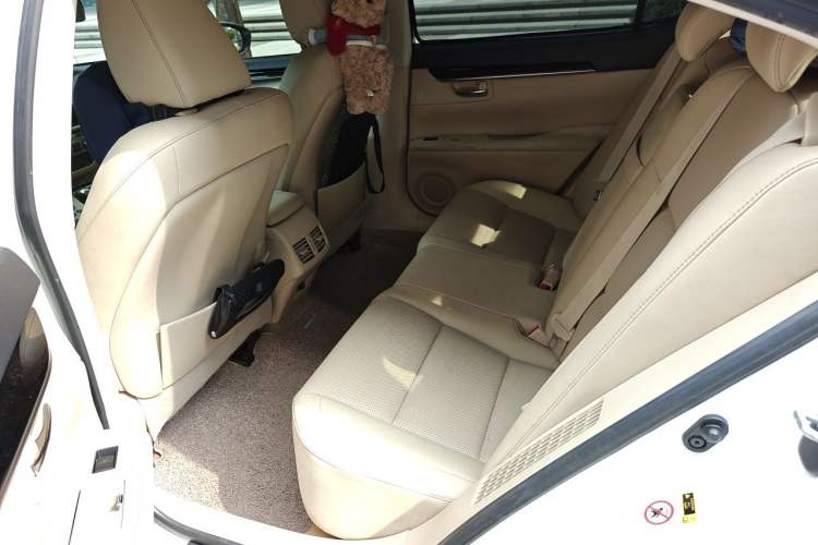 Used Lexus ES 2014 300h Comfort Edition Left Rear Seat