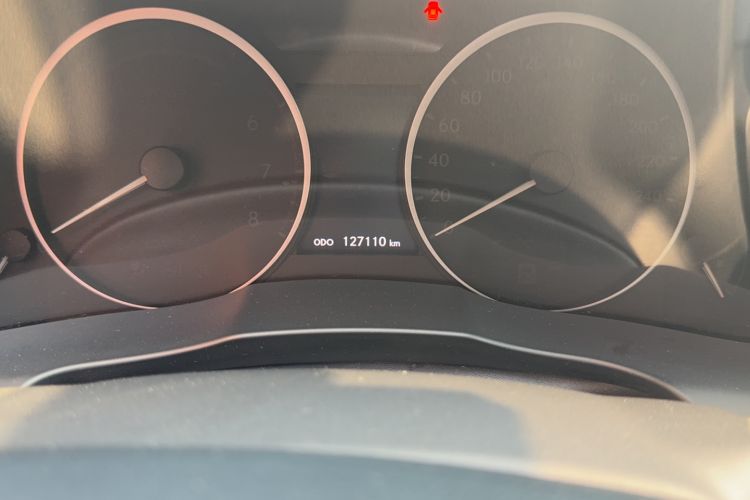 Used Lexus ES 2014 300h Elite Edition Odometer Close Up