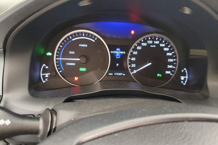 Used Lexus ES 2014 300h Luxury Edition Odometer Close Up