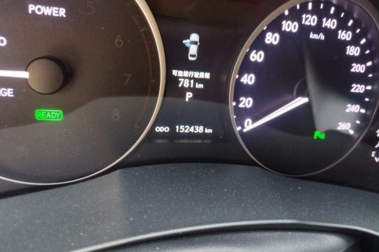 Used Lexus ES 2014 300h Elite Edition Odometer Close Up