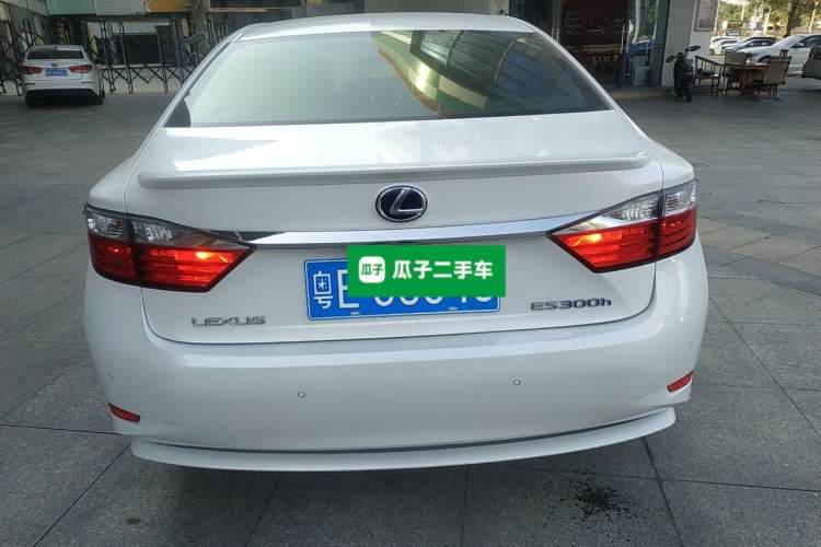 Used Lexus ES 2014 300h Elite Edition Rear