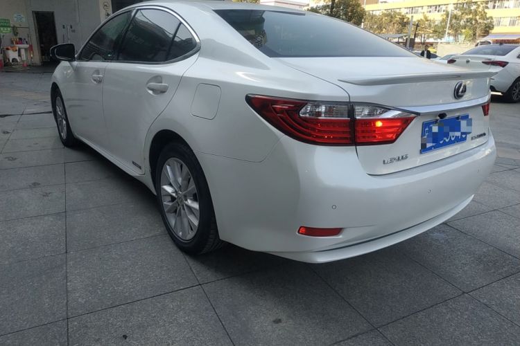 Used Lexus ES 2014 300h Elite Edition Rear Left 45 Deg
